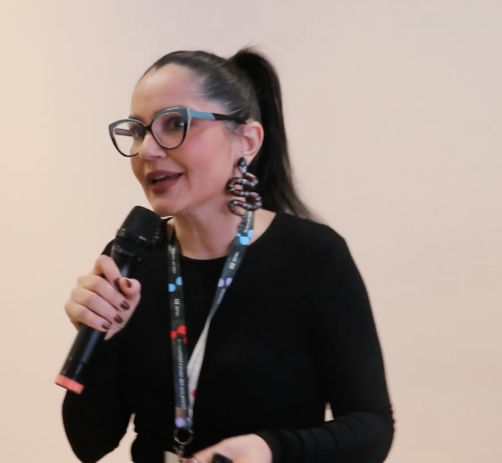 Palestrante apresentando ao público