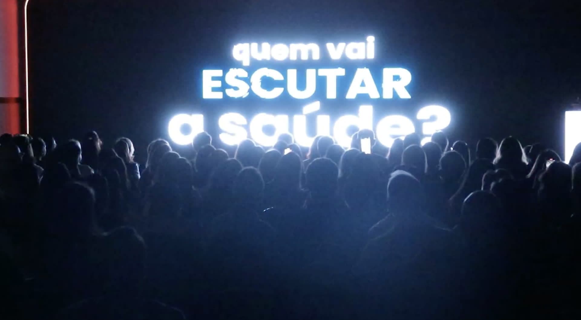 Plateia diante da pergunta "Quem vai escutar a saúde?"